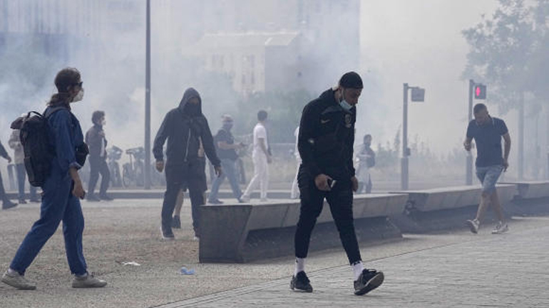 Γαλλία: Συγκρούσεις μεταξύ διαδηλωτών και αστυνομικών στην πορεία για τη μνήμη του 17χρονου που σκοτώθηκε από σφαίρα αστυνομικού